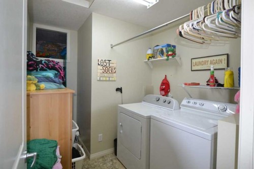 660 1 Avenue, Irricana, AB - Indoor Photo Showing Laundry Room