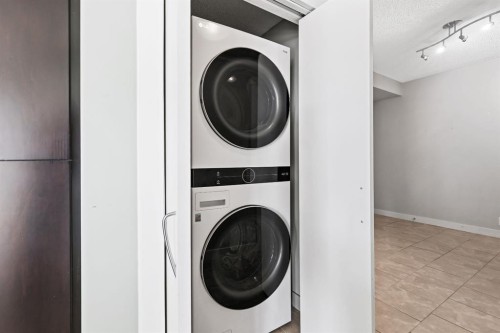 720-8710 Horton Road Sw, Calgary, AB - Indoor Photo Showing Laundry Room