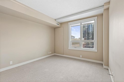 720-8710 Horton Road Sw, Calgary, AB - Indoor Photo Showing Other Room