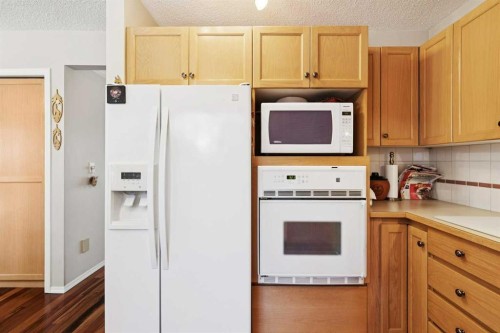 201-132 Straddock Crescent Sw, Calgary, AB - Indoor Photo Showing Kitchen