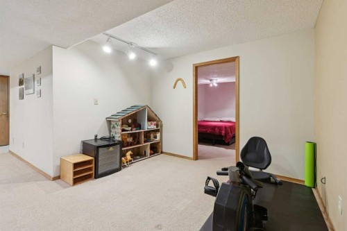 201-132 Straddock Crescent Sw, Calgary, AB - Indoor