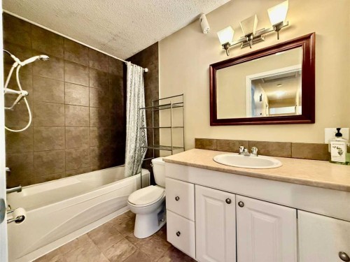 439 Ranchview Court Nw, Calgary, AB - Indoor Photo Showing Bathroom