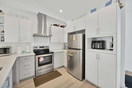 117 South Point Sw, Airdrie, AB - Indoor Photo Showing Kitchen With Stainless Steel Kitchen With Upgraded Kitchen
