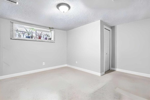 263 Doverview Crescent Se, Calgary, AB - Indoor Photo Showing Other Room