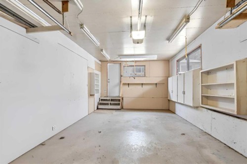 263 Doverview Crescent Se, Calgary, AB - Indoor Photo Showing Garage