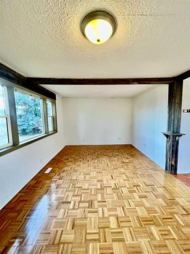112 Allison Street, Acme, AB - Indoor Photo Showing Other Room