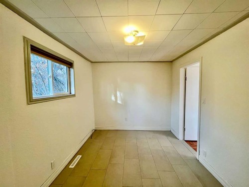 112 Allison Street, Acme, AB - Indoor Photo Showing Other Room