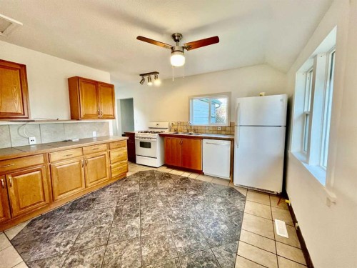 112 Allison Street, Acme, AB - Indoor Photo Showing Kitchen