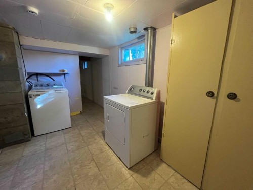 112 Allison Street, Acme, AB - Indoor Photo Showing Laundry Room