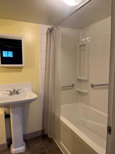 112 Allison Street, Acme, AB - Indoor Photo Showing Bathroom