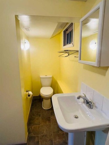 112 Allison Street, Acme, AB - Indoor Photo Showing Bathroom