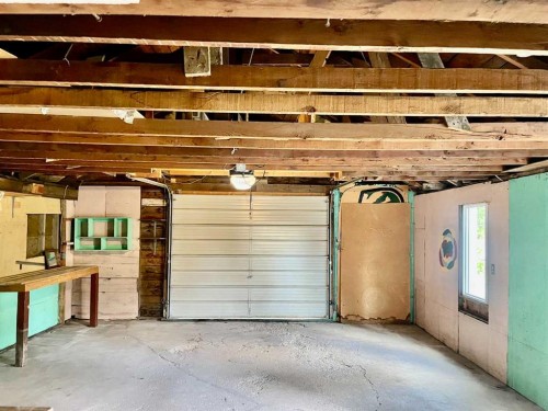 112 Allison Street, Acme, AB - Indoor Photo Showing Garage