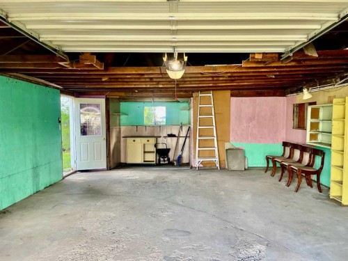 112 Allison Street, Acme, AB - Indoor Photo Showing Garage