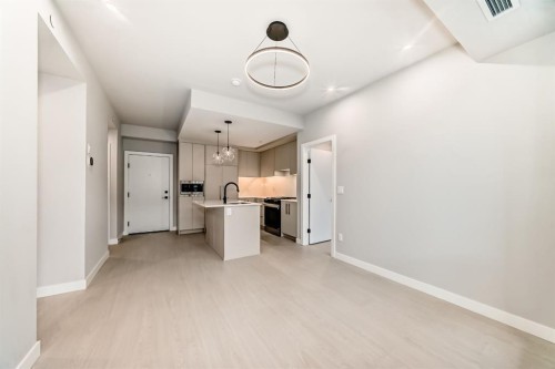 206-8375 Broadcast Avenue Sw, Calgary, AB - Indoor Photo Showing Other Room