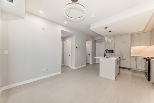 206-8375 Broadcast Avenue Sw, Calgary, AB - Indoor Photo Showing Kitchen