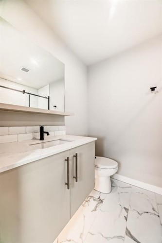 206-8375 Broadcast Avenue Sw, Calgary, AB - Indoor Photo Showing Bathroom