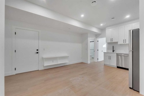 454 22 Avenue Ne, Calgary, AB - Indoor Photo Showing Kitchen