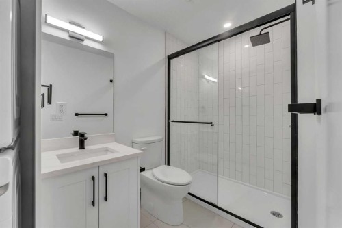 454 22 Avenue Ne, Calgary, AB - Indoor Photo Showing Bathroom