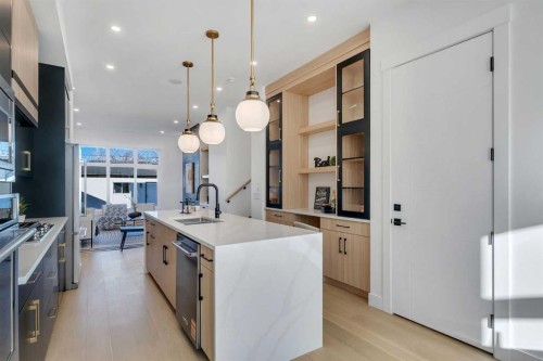 454 22 Avenue Ne, Calgary, AB - Indoor Photo Showing Kitchen With Upgraded Kitchen