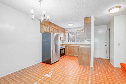 6404 24 Avenue Ne, Calgary, AB - Indoor Photo Showing Kitchen