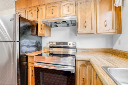 6404 24 Avenue Ne, Calgary, AB - Indoor Photo Showing Kitchen