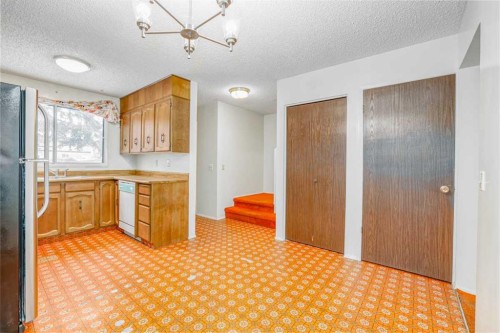 6404 24 Avenue Ne, Calgary, AB - Indoor Photo Showing Kitchen