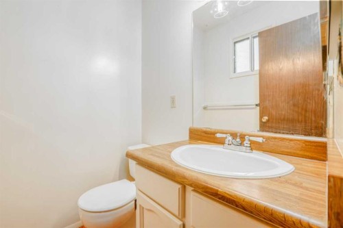 6404 24 Avenue Ne, Calgary, AB - Indoor Photo Showing Bathroom