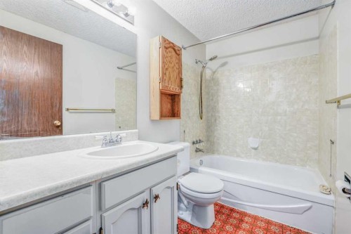 6404 24 Avenue Ne, Calgary, AB - Indoor Photo Showing Bathroom