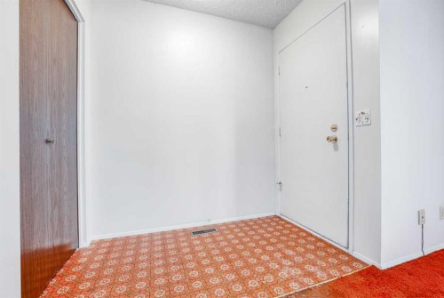 6404 24 Avenue Ne, Calgary, AB - Indoor Photo Showing Other Room