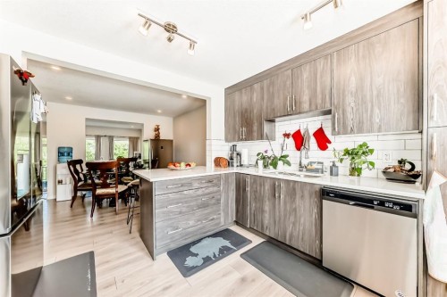 206 Cranbrook Square Se, Calgary, AB - Indoor Photo Showing Kitchen