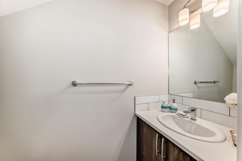 206 Cranbrook Square Se, Calgary, AB - Indoor Photo Showing Bathroom