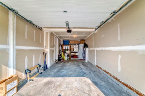 206 Cranbrook Square Se, Calgary, AB - Indoor Photo Showing Garage