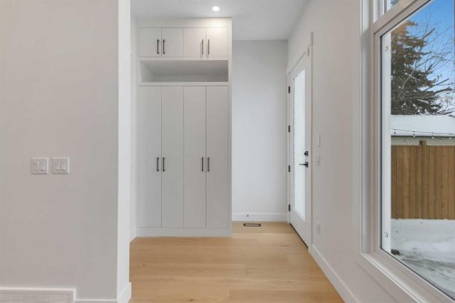 6416 34 Avenue Nw, Calgary, AB - Indoor Photo Showing Other Room