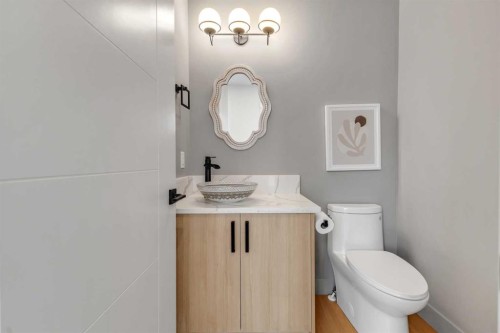 6416 34 Avenue Nw, Calgary, AB - Indoor Photo Showing Bathroom