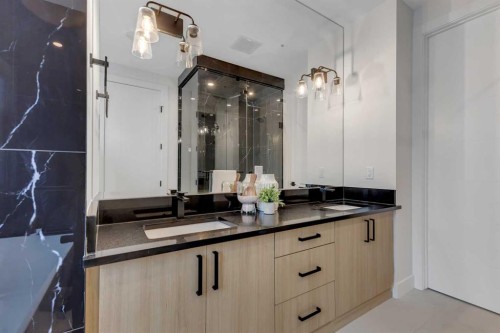 6416 34 Avenue Nw, Calgary, AB - Indoor Photo Showing Bathroom