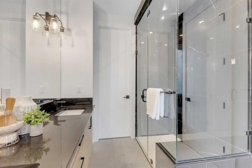 6416 34 Avenue Nw, Calgary, AB - Indoor Photo Showing Bathroom