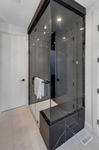 6416 34 Avenue Nw, Calgary, AB - Indoor Photo Showing Bathroom