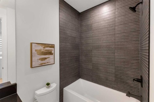 6416 34 Avenue Nw, Calgary, AB - Indoor Photo Showing Bathroom