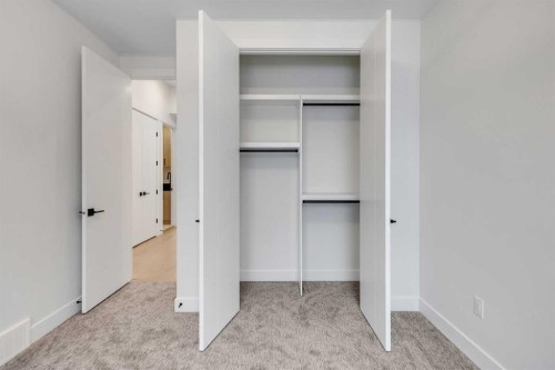 6416 34 Avenue Nw, Calgary, AB - Indoor Photo Showing Other Room