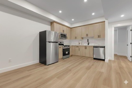 6416 34 Avenue Nw, Calgary, AB - Indoor Photo Showing Kitchen