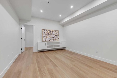 6416 34 Avenue Nw, Calgary, AB - Indoor Photo Showing Other Room