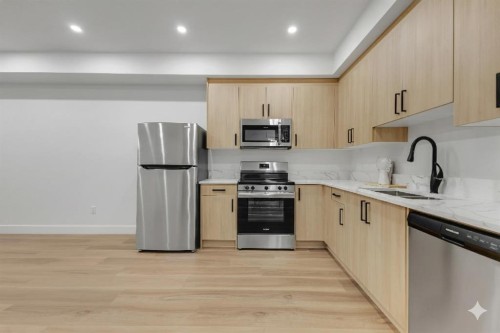 6416 34 Avenue Nw, Calgary, AB - Indoor Photo Showing Kitchen