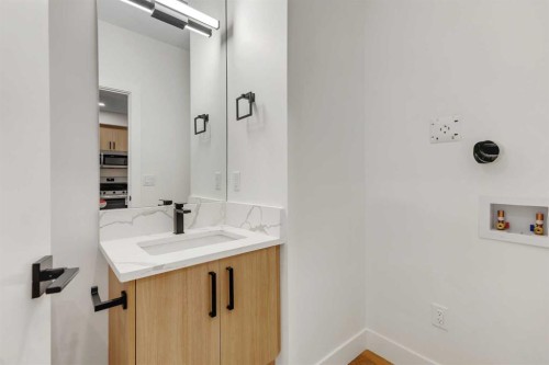 6416 34 Avenue Nw, Calgary, AB - Indoor Photo Showing Bathroom