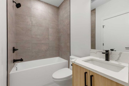 6416 34 Avenue Nw, Calgary, AB - Indoor Photo Showing Bathroom