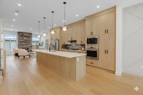 6416 34 Avenue Nw, Calgary, AB - Indoor Photo Showing Kitchen With Upgraded Kitchen