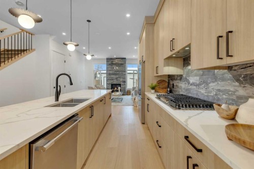 6416 34 Avenue Nw, Calgary, AB - Indoor Photo Showing Kitchen With Double Sink With Upgraded Kitchen