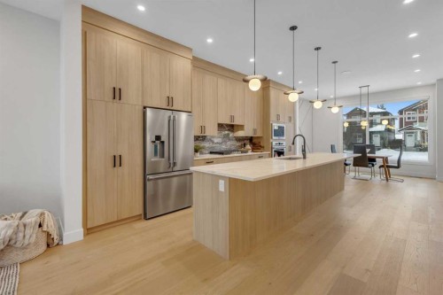 6416 34 Avenue Nw, Calgary, AB - Indoor Photo Showing Kitchen With Upgraded Kitchen