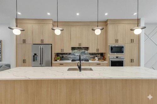 6416 34 Avenue Nw, Calgary, AB - Indoor Photo Showing Kitchen With Upgraded Kitchen