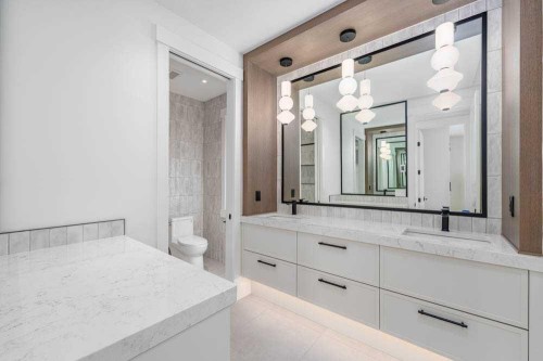 2504 19A Street Sw, Calgary, AB - Indoor Photo Showing Bathroom