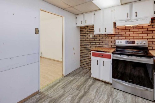 221 31 Avenue Ne, Calgary, AB - Indoor Photo Showing Kitchen